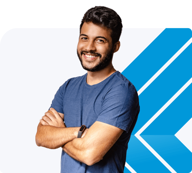 Profissional da Deltha Contabilidade de braços cruzados, sorrindo